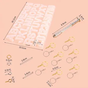 Vue détaillée du kit de moules en résine avec alphabet et outils de bricolage
