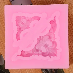 Dettaglio ravvicinato di motivi floreali a rilievo su stampo in silicone rosa