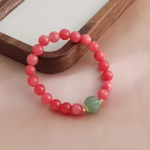 Detailansicht eines Natur-Rhodochrosit-Armbands mit grüner Achat-Kürbisperle Zubehör.