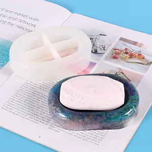 Detailweergave van de ovale siliconen zeepbakjesvorm en afgewerkt harsbakje
