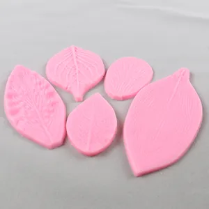 Detailansicht verschiedener Blattadermuster auf fünf rosa Silikon-Kuchenformen
