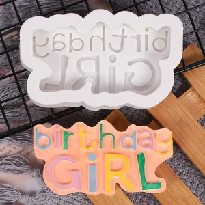 Stampo in silicone per decorazione torte con scritta 'birthday GIRL' e campione finito