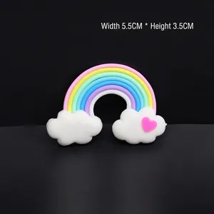 Kleurrijke polymeerklei regenboog taarttopper met witte wolken en een roze hartje
