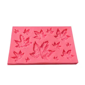 Detalle de molde de silicona rosa con patrones de hojas de arce para decoración de pasteles.