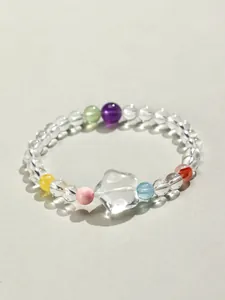 Vue détaillée d'un bracelet en cristal clair orné d'une charmante étoile au centre