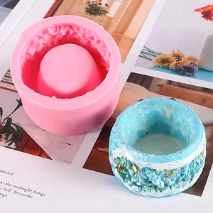 Détail du moule en silicone géode montrant le résultat d'un pot de fleur bleu fini