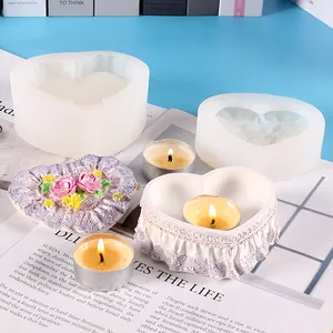 Primer plano de moldes de silicona de corazón con rosas y portavelas decorativos