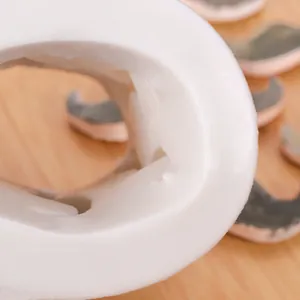 Vue détaillée d'un moule à moustaches en silicone blanc flexible montrant l'épaisseur et la texture