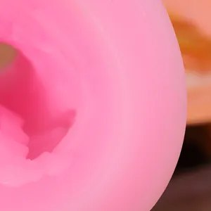 Primo piano dettagliato dello stampo in silicone rosa per cornici in rilievo e bordi