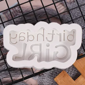 Vista dettagliata dello stampo in silicone bianco con testo Birthday Girl per torte