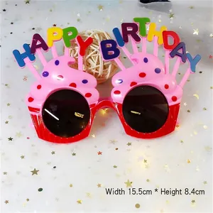 Gros plan de lunettes d'anniversaire cupcake rose avec texte Happy Birthday et dimensions