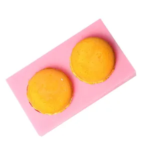 Gedetailleerd overzicht van een roze 3D-macaron siliconen mal met twee gele zepen.