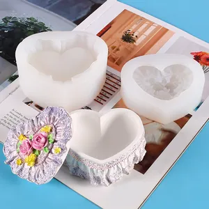 Vista detallada de moldes de silicona de corazón y caja de rosas para proyectos de resina