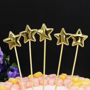 Vista detallada de adornos para pasteles con estrellas de cuero dorado para cumpleaños