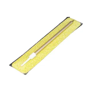Elegante goldene Bleistift-Geburtstagskerze auf Glitzerkarte für Kuchendekoration