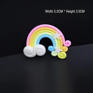 Kleurrijke handgemaakte polymeerklei regenboog taarttopper met sterren en wolken
