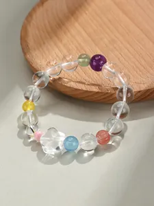 Vue détaillée d'un bracelet en perles de cristal colorées avec un accent d'étoile