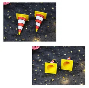 Vistas detalladas de mini conos de tráfico de plástico para decoración de pasteles.