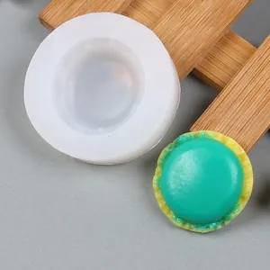 Detailoverzicht van de siliconen macaronvorm met de binnenholte en een afgewerkt product.