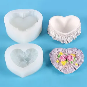 Detalle de los moldes de silicona de corazón y la caja de rosas acabada para DIY