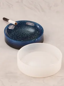 Detailansicht der runden Silikonform neben einem glitzernden Harz-Aschenbecher