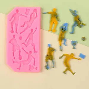 Dettaglio stampo silicone calciatori con stampo rosa e figure in pasta di zucchero completate.
