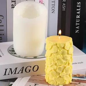 Bougie jaune détaillée avec motifs floraux en relief faite avec un moule en silicone