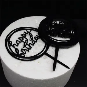 Primer plano detallado de diez adornos para tartas Happy Birthday en acrílico negro sobre base