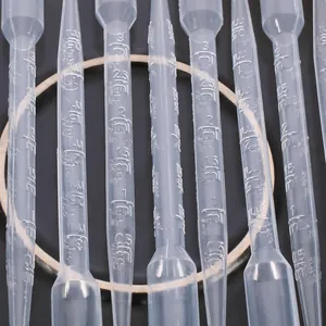Primer plano de pipetas de plástico de 3 ml con marcas de escala graduada