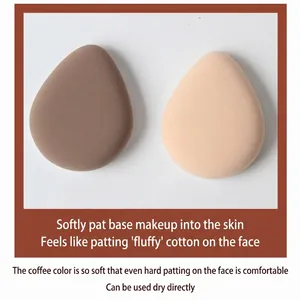 Twee zachte druppelvormige make-up sponsjes in bruin en beige voor droog en nat gebruik