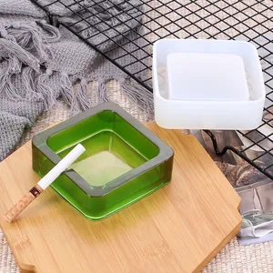 Quadratische Silikonform für DIY-Aschenbecher aus Kristall-Epoxidharz und Ergebnis