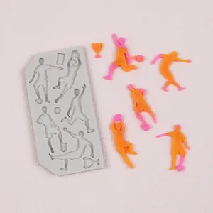 Vista dettagliata dello stampo in silicone per calciatori con figure in fondente.