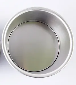 Bovenaanzicht van een ronde cakevorm van aluminiumlegering met een losse bodemplaat