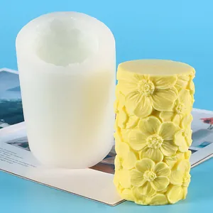 Vue détaillée du moule en silicone cylindrique et de la bougie au motif floral en 3D
