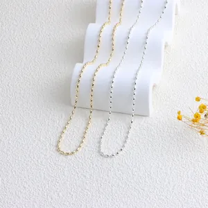 Detailansicht der minimalistischen Reiskorn-Gliederkette in Gold- und Silberaustrahlung Design