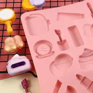 Primer plano de molde de silicona rosa con formas cosméticas para decorar tartas