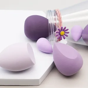 Set d'éponges de maquillage violettes avec marguerite et flacon, comprenant des mini formats.