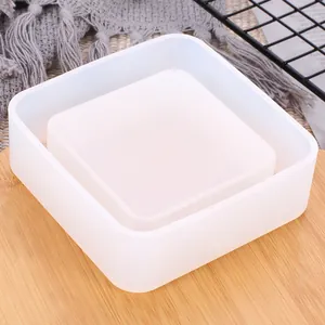 Nahaufnahme einer quadratischen Aschenbecherform aus Silikon für Harzguss-DIY-Projekte