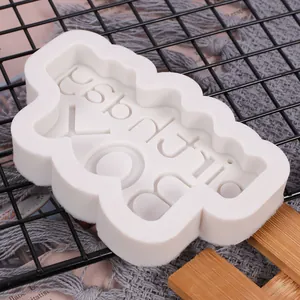 Dettaglio ravvicinato dello stampo in silicone bianco Happy Birthday per torte