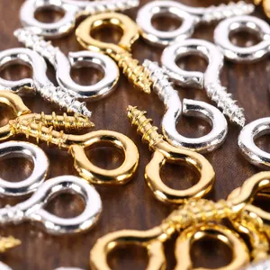 Vue macro des vis à œillet dorées et argentées pour la création de bijoux en résine