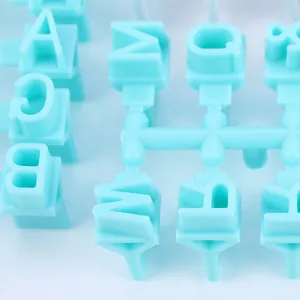 Makroansicht der türkisen Kunststoff-Alphabet-Stempelformen für Fondant und Kekse