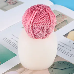 Siliconen mal voor wolbal kaars met een gedetailleerde textuur en afgewerkte wasbal