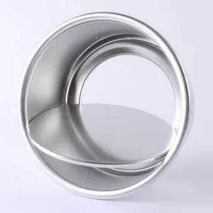 Detail van ronde aluminium cakevorm met een uitneembare losse bodem basis
