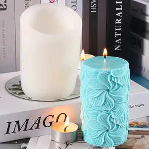 Vue détaillée du moule en silicone cylindrique et d'une bougie à texture florale bleue