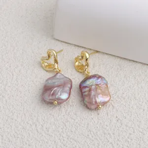 Dettaglio delle perle barocche rosa cangianti e dei perni a cuore color oro