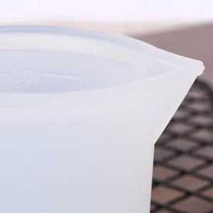 Primer plano de la escala de 100ml en la taza medidora de silicona traslúcida para resina