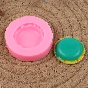 Gedetailleerde close-up van 3D-macaron-siliconenvorm met het afgewerkte stuk op een mat