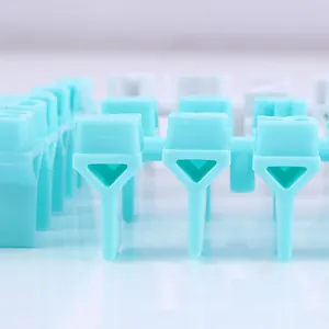 Detaillierte Makroansicht hellblauer Kunststoff-Stempel für Keks- und Fondant-Verzierungen