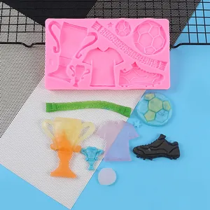 Stampo in silicone tema calcio con forme di pallone, trofeo e maglia per decorare torte