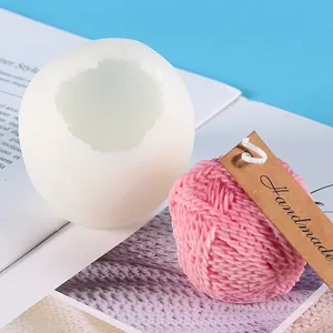 Gedetailleerd overzicht van de 3D-bolwol siliconenvorm naast de roze getextureerde kaars